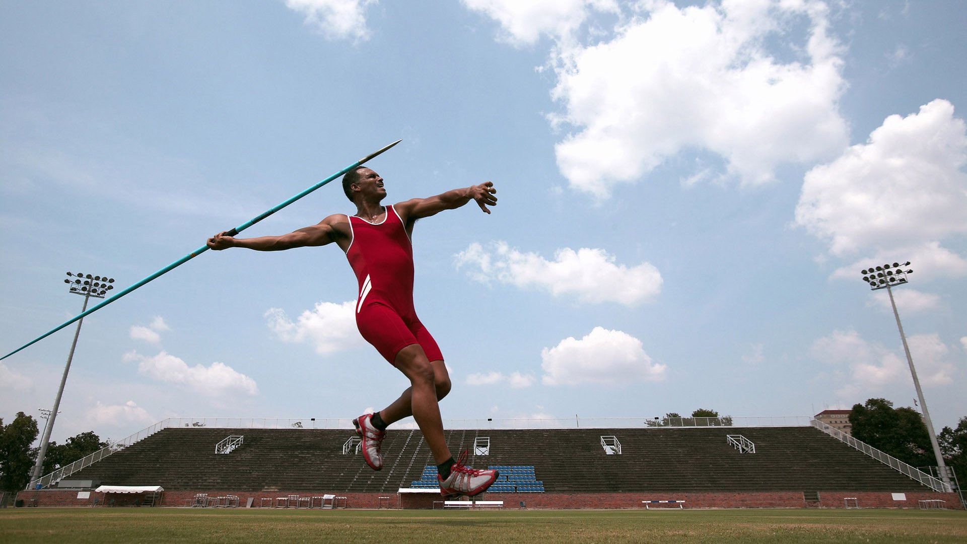 五大联赛长传转移战术对空间撕裂效果的对比分析