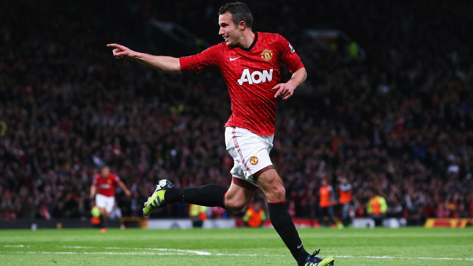 五大联赛长传转移战术对空间撕裂效果的对比分析